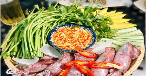 Về phố biển 'đu trend' cuốn mực tươi rau muống