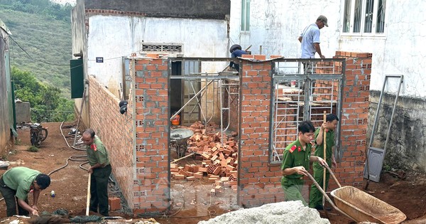 Tuổi trẻ công an giúp người dân xây dựng, sửa chữa nhà