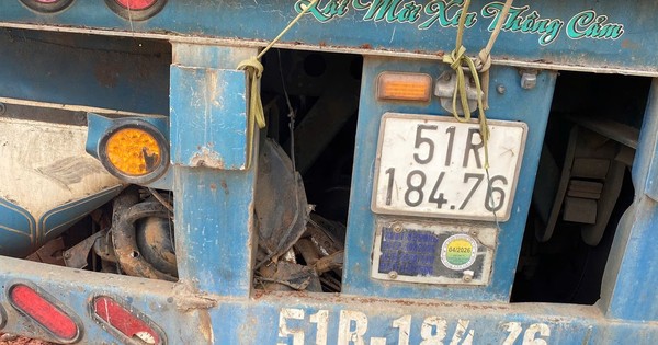 Va chạm với xe container, xe máy bị cuốn vào gầm, hai người tử vong