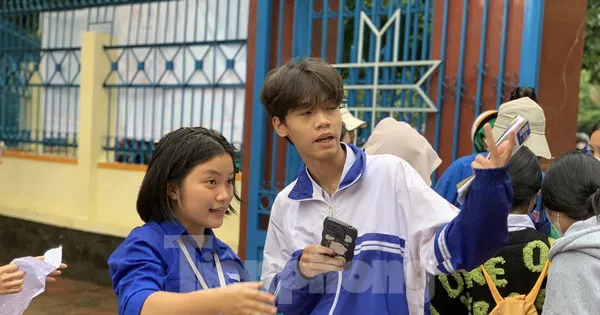 Biệt đội bút chì giúp sĩ tử Đắk Lắk vượt ngàn chông gai