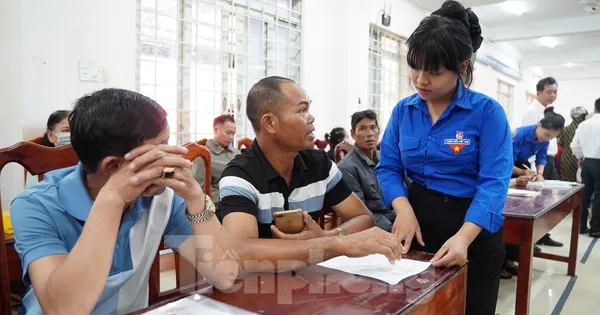 Quà tặng ý nghĩa với công dân đầu tiên hoàn thành thủ tục hành chính ở Đắk Lắk