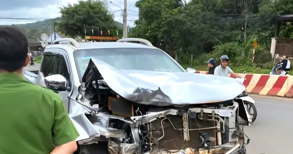 Tài xế ô tô bán tải lái xe rời khỏi hiện trường sau khi gây tai nạn