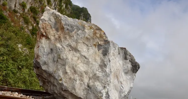 Hai cháu bé bị đá trên đồi rơi trúng người thương vong