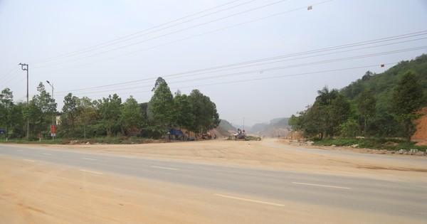 Đường đầy đất cát ở thành phố Yên Bái có chỗ dọn, chỗ không