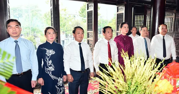 Thượng tướng Trịnh Văn Quyết dâng hương tại Đền thờ Chủ tịch Hồ Chí Minh