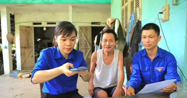 'Áo xanh' Tuyên Quang đến tận nhà hỗ trợ người dân nộp giấy tờ