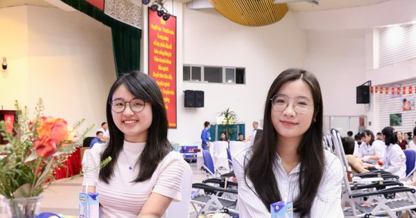Hàng trăm bạn trẻ hiến máu tại chương trình 'Có hẹn với thanh xuân'