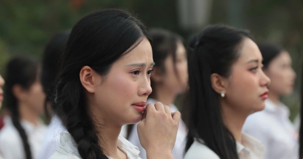 Thí sinh Hoa hậu Việt Nam bật khóc khi thăm Thành cổ Quảng Trị