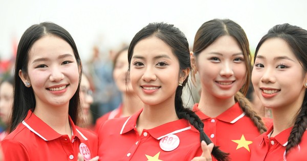 Đỗ Thị Hà và dàn thí sinh Hoa hậu Việt Nam dự Lễ Thượng cờ ở đôi bờ Hiền Lương - Bến Hải