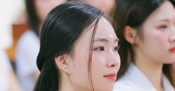 Lớp đào tạo cách đi, đứng, chào hỏi đúng lễ nghi cho thí sinh hoa hậu