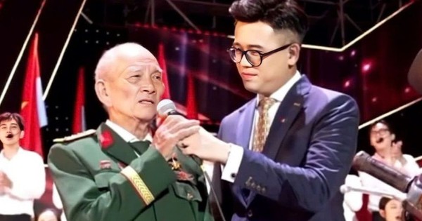 Cựu chiến binh Trần Văn Thanh đi xe máy 1.000 km vào TPHCM xem lễ diễu binh