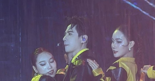 Khán giả đội mưa tầm tã xem Anh trai say hi