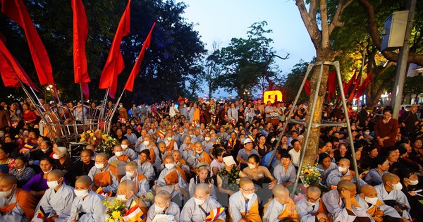 Dòng người đổ về phố đi bộ Hồ Gươm