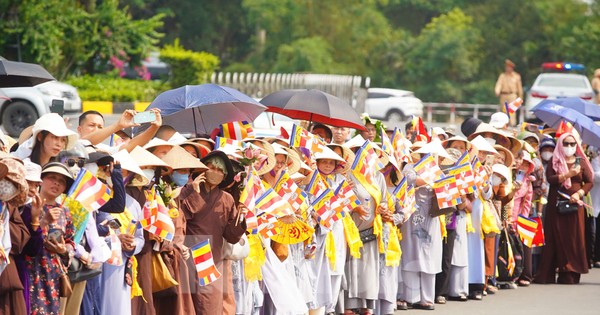 Hàng nghìn người chờ đoàn rước xá lợi Phật bên ngoài sân bay Nội Bài và cổng chùa Quán Sứ