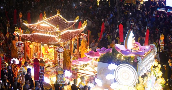 Cảnh tượng linh thiêng trên đường phố Hà Nội