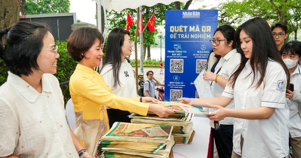 Người trẻ xếp hàng dài để nhận ấn phẩm đặc biệt về Chủ tịch Hồ Chí Minh