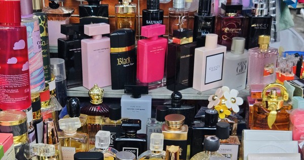 Bên trong khu chợ bán đồ gắn mác Dior, Gucci, Adidas giá vài chục nghìn đồng