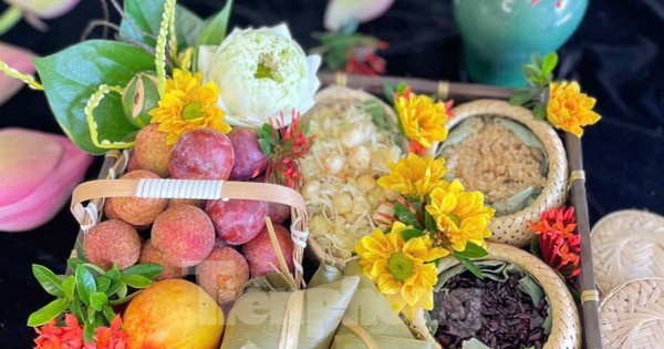 Mọi người đều uống rượu, ăn hoa quả, gọi là giết sâu bọ...