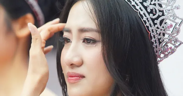 Hoa hậu Hà Trúc Linh khóc