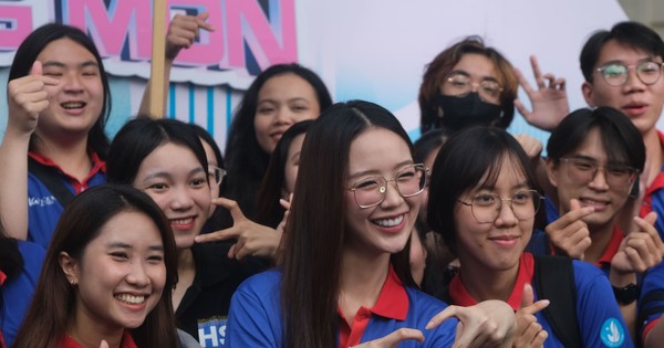 AI, thủ khoa, chuyên gia tâm lý đồng loạt 'tiếp sức' sĩ tử mùa thi