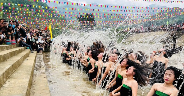 Then Kin Pang - lễ hội kỳ thú, càng bị té nước càng may
