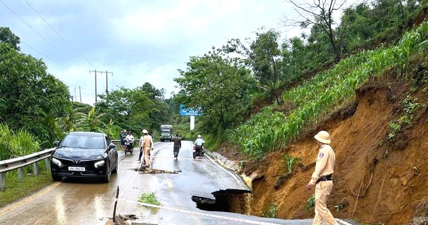 Mưa lớn trong đêm, quốc lộ 4D xuất hiện 'hố tử thần'