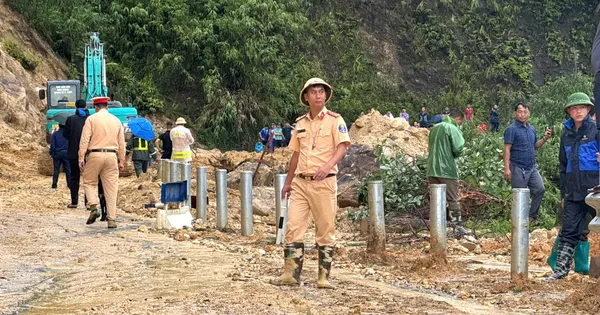Sạt lở đất đá vùi lấp người đàn ông trên đoạn quốc lộ nối Lào Cai với Lai Châu