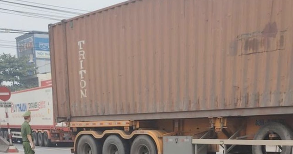 Tai nạn với xe đầu kéo trên quốc lộ 1, một phụ nữ tử vong