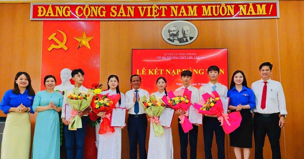 71 học sinh tuổi 18 ở Quảng Trị được kết nạp Đảng đúng dịp kỷ niệm ngày sinh Bác Hồ