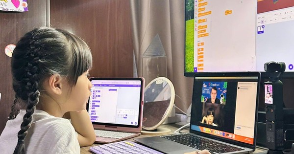 Bé gái 8 tuổi giỏi tiếng Anh, mê lập trình