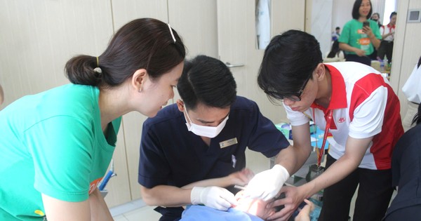 Bệnh viện ĐH Y Dược Buôn Ma Thuột khám, tư vấn chăm sóc răng miệng cho trẻ bại não