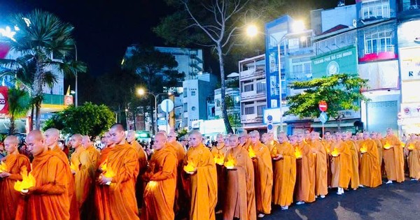 Tinh thần Phật đản lan tỏa trên cả nước, rực rỡ sắc màu Vesak 2025