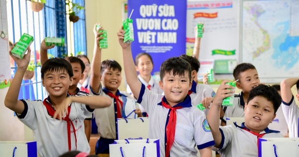 Vinamilk và quỹ sữa vươn cao Việt Nam năm thứ 18 mang nửa triệu hộp sữa đến với trẻ em khó khăn