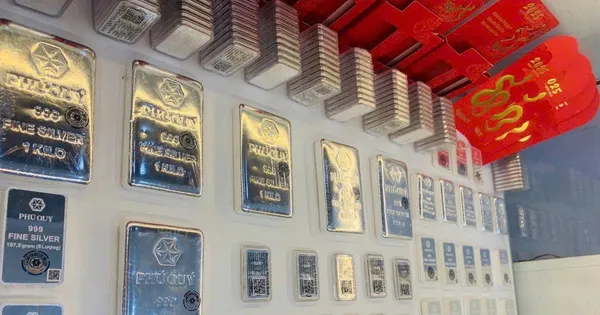 Giá bạc thăng hoa, tăng gần 14% sau một tháng