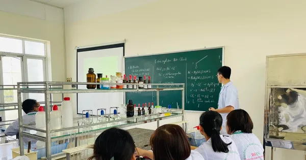 Cao đẳng Dược Hà Nội: Dạy sinh viên không chỉ biết nghề, mà phải làm được nghề