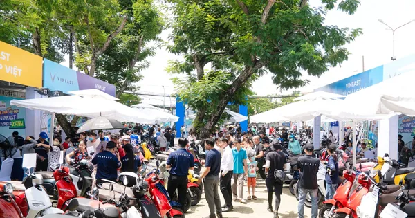 Khách hàng ồ ạt đặt cọc xe máy điện tại sự kiện 'Đổi xăng lấy điện'