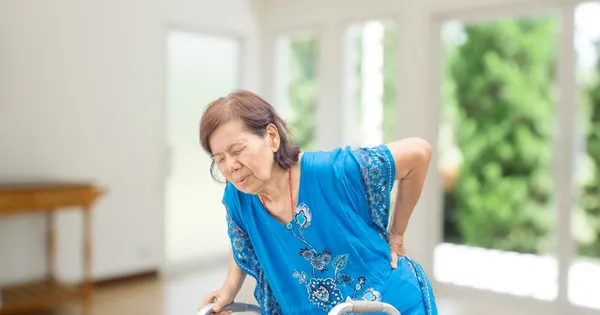 Chủ động phòng ngừa và điều trị biến chứng loãng xương ở người cao tuổi