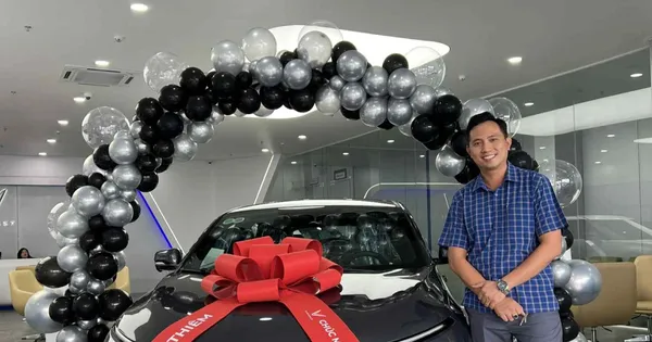 Lắp trụ sạc tại nhà, chủ xe VinFast VF 6 chia sẻ: 'Lợi đơn lợi kép, vừa được sạc miễn phí, vừa được trả thêm tiền điện'
