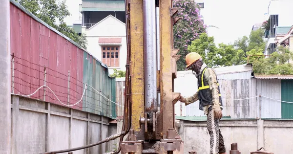 Dự án cao tốc kết hợp đường sắt đô thị V+: Vượt sự cố máy móc, tăng lượng cọc ép