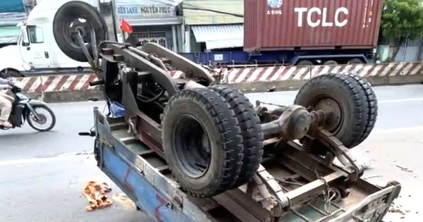 Xe ba gác lật ngửa, tài xế tử vong