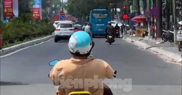 [CLIP] Người đàn ông cụt tay lái xe máy ‘diễn xiếc’ trên đường ở Bình Dương