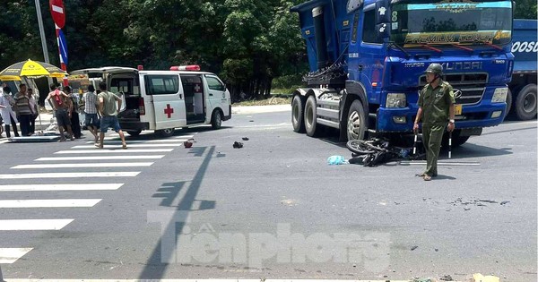 Bình Dương: Xe ben đầu kéo cuốn xe máy vào gầm, đôi nam nữ nguy kịch