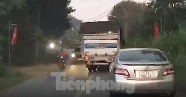 Clip xe tải vượt trên đường cấm suýt gây họa ở Bình Dương