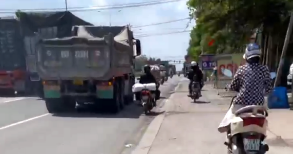 CLIP: Tái diễn cảnh ô tô nối đuôi, ép xe máy lên vỉa hè trên đường ở Bình Dương