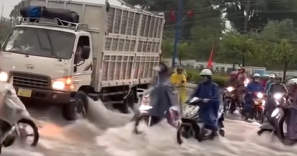 CLIP: Xe tải dùng thân cản dòng chảy như thác cứu xe máy ở Bình Dương