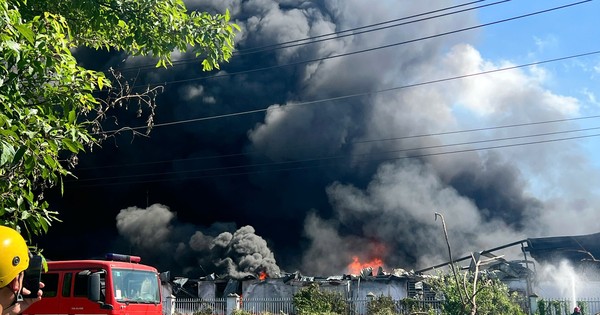 Khói lửa trùm kín nhà xưởng ở Bình Dương, hàng chục người chữa cháy