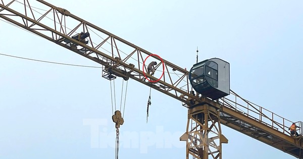 Đang giải cứu thanh niên khỏa thân đứng trên cần cẩu cao hàng chục mét