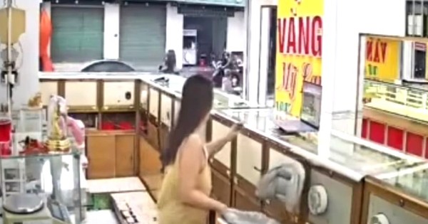 Thực hư video nữ chủ tiệm vàng bị tên cướp đột nhập khống chế