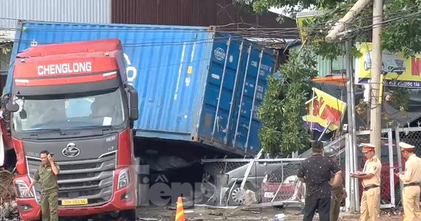 Xe ben và xe đầu kéo lao vào cửa hàng, đè bẹp ô tô ở Bình Dương
