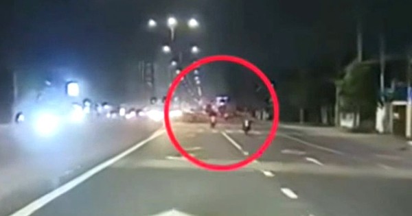 [CLIP] Thanh niên phóng xe máy bạt mạng vào làn ô tô, gây tai nạn chết người